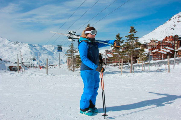 Carrying skis Carrying skis over your shoulder
