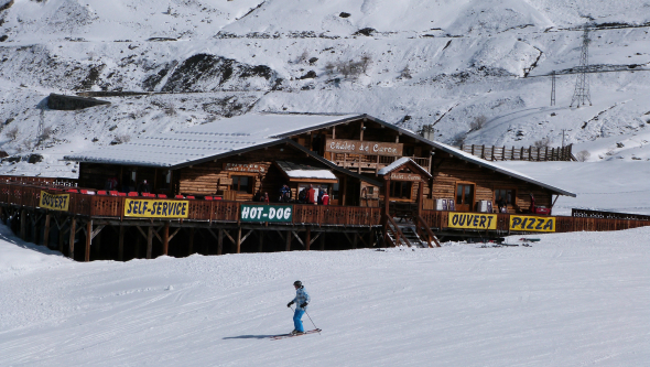 Chalet de Caron Val Thorens mountain restaurants - view of the Chalet de Caron