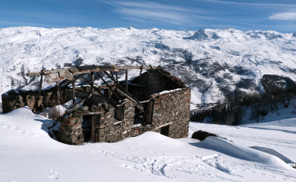 ruined chalet Val Thorens snow report, ruined building in Geffriand
