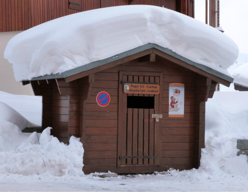 Recycling chalet Val Thorens snow report - snow on the roof of recycling chalet