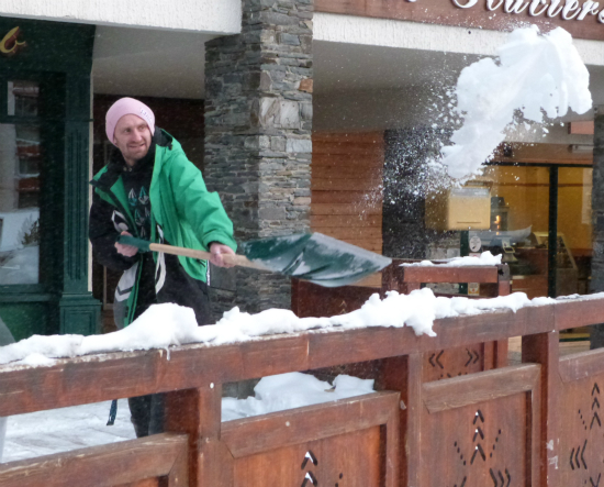 Clearing snow outside O' Connell's Val Thorens snow reports - clearing snow outside O' Connell's Irish pub